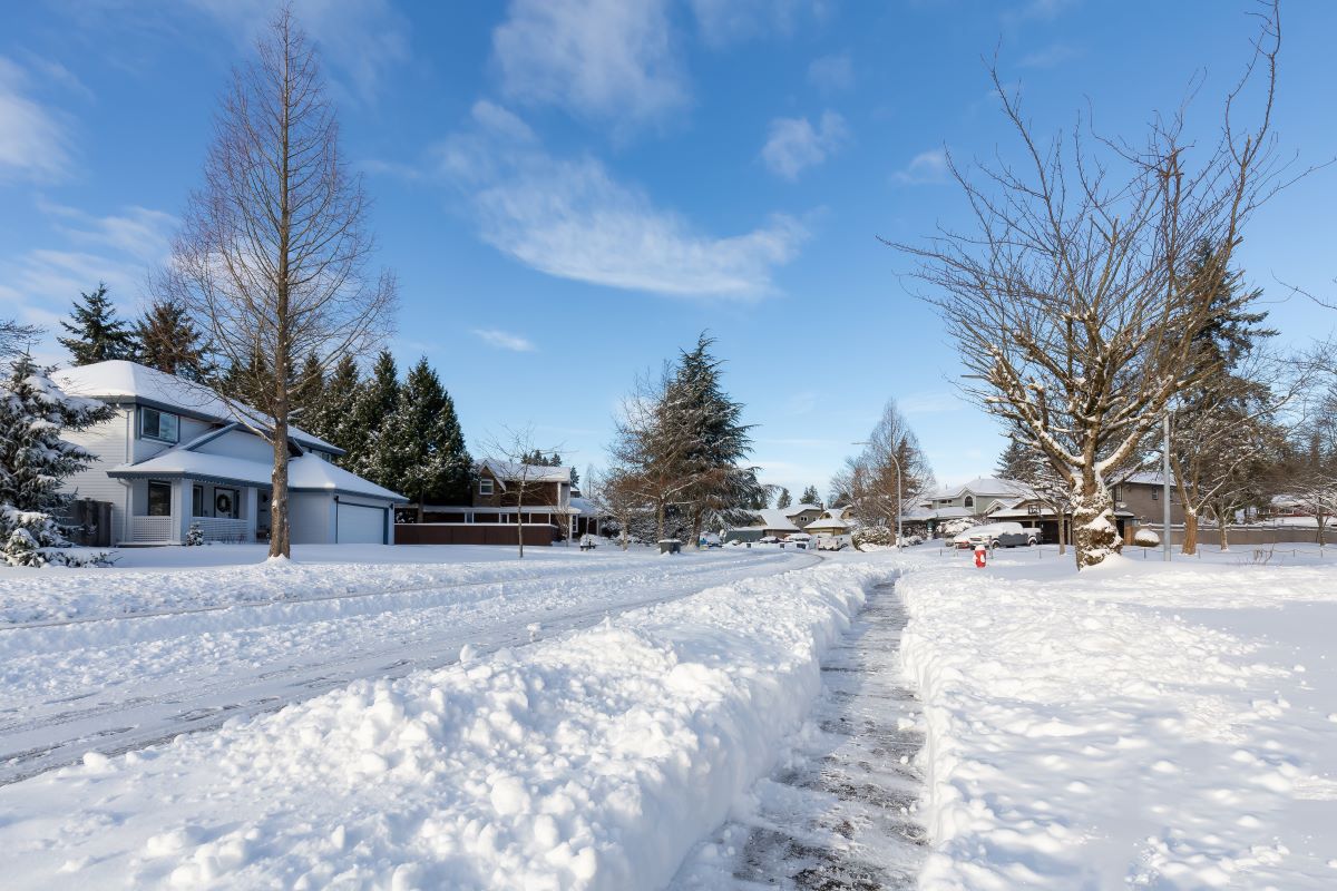 residential-neighborhood-in-the-suburbs-with-white